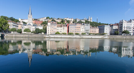 les quais de Saône à Lyon en été avec vue sur l'église Saint-Georges et la colline de...