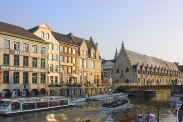 Fototapeta na wymiar Canal and beautuful architecture in Old Town of Ghent, Belgium