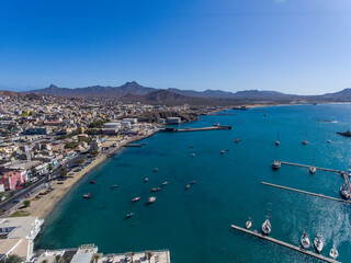 Obraz premium The city of Mindelo, located on the island of São Vicente in Cabo Verde, is a place of vibrant landscapes. It boasts colorful streets, a bustling port, a lively cultural center with music, dance...