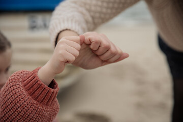 Mutter und Tochter am Strand Hand in Hand für Familienfotos - 576765344