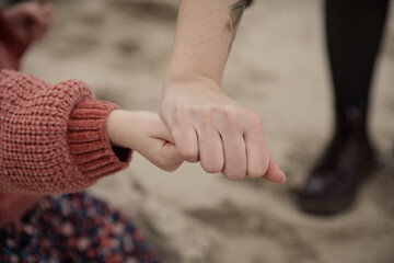 Mutter und Tochter am Strand Hand in Hand für Familienfotos - 576765531