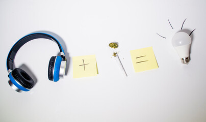 Concepto de creatividad: música estimulante para relajarse y pensar, audífonos azules junto a un...