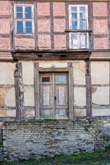 Fassade eines alten Fachwerkhauses mit Tür und Fenster