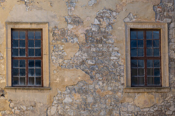 alte Fassade mit Fenster und offenem Mauerwerk