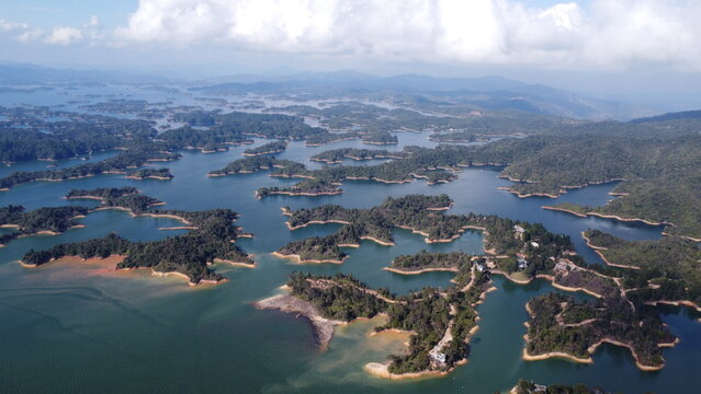 VISTA AEREA DE GUATAPE Y LA PIEDRA DEL PE&Ntilde;OL