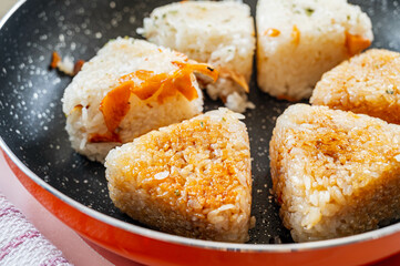 フライパンで焼くおにぎり