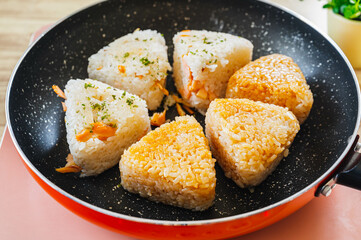 フライパンで焼くおにぎり