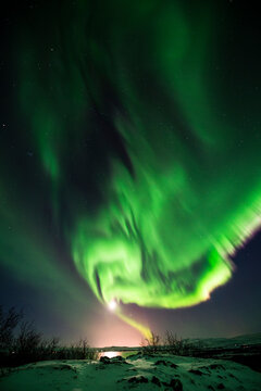 imagen de un paisaje natural nocturno nevado, con una aurora boreal en el cielo nocturno de Islandia 