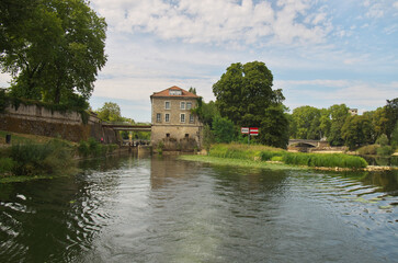 Balade en bâteau sur le Doubs autour de Besançon.