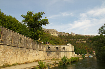 Balade en bâteau sur le Doubs autour de Besançon.