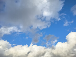 Obraz premium Normal day with normal gray clouds and white clouds