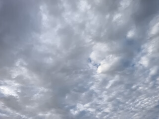 Obraz premium Nubes pequeñas pero compactas de curiosa perspectiva que se han unido para cubrir el cielo y tapar el sol