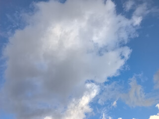 Obraz premium Mass cloud of whitish color moves