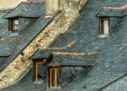 Toits de lauze mansard&eacute;s &agrave; Espalion, Aveyron, France