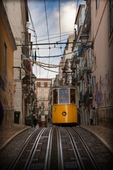 Naklejka na ściany i meble Elevador da Bica con sus tranvías, típica calle de Lisboa, Portugal, Europa