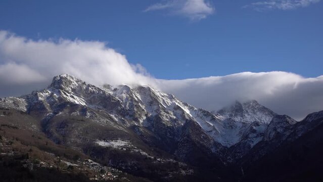 Toscana, time lapse sell Alpi Apuane in inverno, full a sinistra il monte Corchia e sulla destra la Pania della Croce
