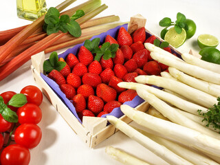 Frische Erdbeeren mit Spargel, Rhabarber, Tomaten und Limetten
