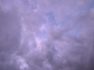 Obraz premium Clouds that look or look purple