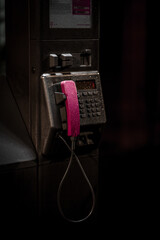Telefonhörer in alter Telefonzelle