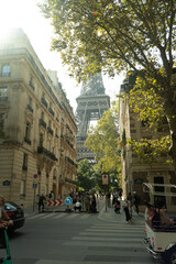 Eiffelturm in Paris hinter Häusern versteckt