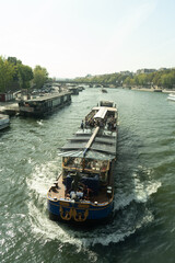 Obraz premium Touristenboot auf Fluss, Paris