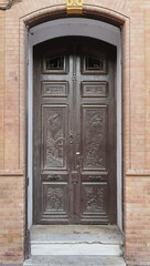 Fototapeta na wymiar Door of the house in Algeciras where the Spanish writer, cartoonist and sculptor José Román was born. Algeciras, Cadiz, Andalucia, Spain 09/18/2022