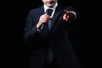 演説するビジネスマン