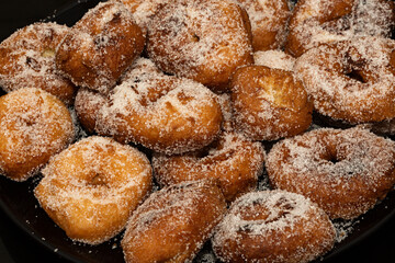 Plato con rosquillas artesanales.