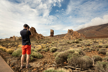 Hombre haciendo una fotografía con el teléfono móvil a los Roques de García en las Cañadas del...