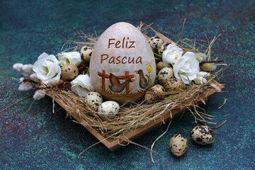 Tarjeta de felicitación Feliz Pascua: Nido de Pascua con huevos de codorniz y un huevo de Pascua...