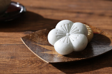 テーブルに置いた菓子皿にのせた最中