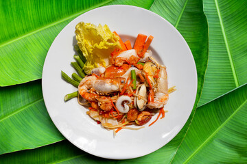 Spicy papaya salad with seafood