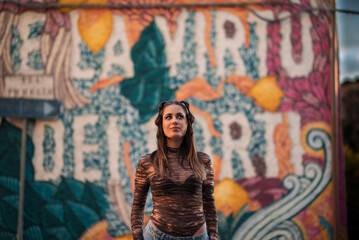 Obraz na płótnie Canvas Girl with graffiti 