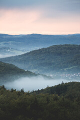 Weiter Blick ins nebelverhangene Tal 