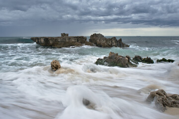 Obraz premium waves crashing on rocks