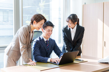 オフィスでパソコンを使うビジネスパーソン