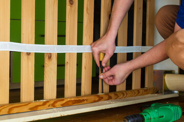 Work with a screwdriver when spinning a screw in the wood