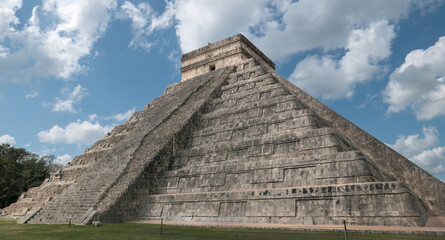 Vista trasera de la pirámide o castillo de Chichén Itzá - obrazy, fototapety, plakaty