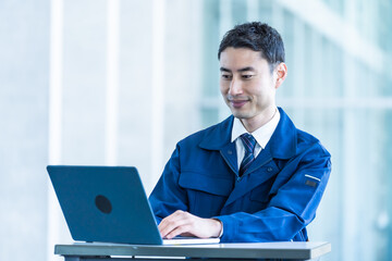 パソコン作業をする日本人男性