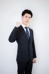 若い新卒のイメージや新入社員の就活に使いやすい男性のスーツ