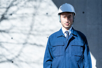 ヘルメットを被った日本人男性