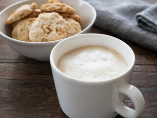 手作りのナッツクッキーとカフェオレ