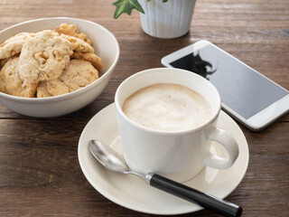 カフェオレとナッツクッキー、スマートフォン