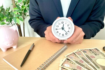 タイムマネジメントや投資を説明する男性
