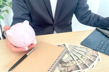 資産状況をヒアリングする男性