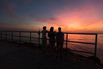 Fototapeta na wymiar friends at sunset