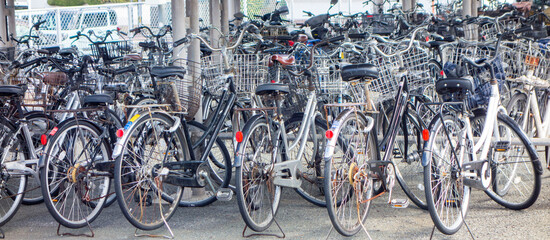 混雑する駅前駐輪場。Crowded bicycle parking lot in front of the station. Japan.