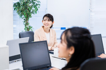 オフィスでデスクワークをする女性スタッフ