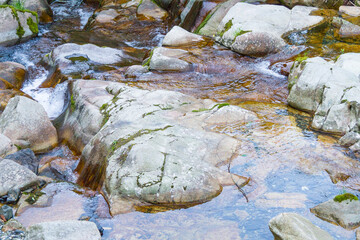 水の流れで削られた岩のある風景 鳥取県 赤波川おう穴群