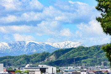 Fototapeta premium 新緑の山形県南陽市烏帽子山公園より 
